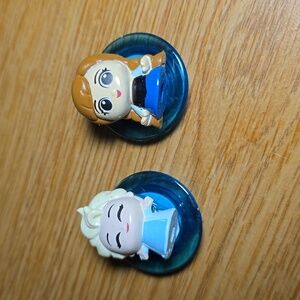 Disney New Doorables Custom Magnet Set, Frozen, Elsa & Anna Squish'alots